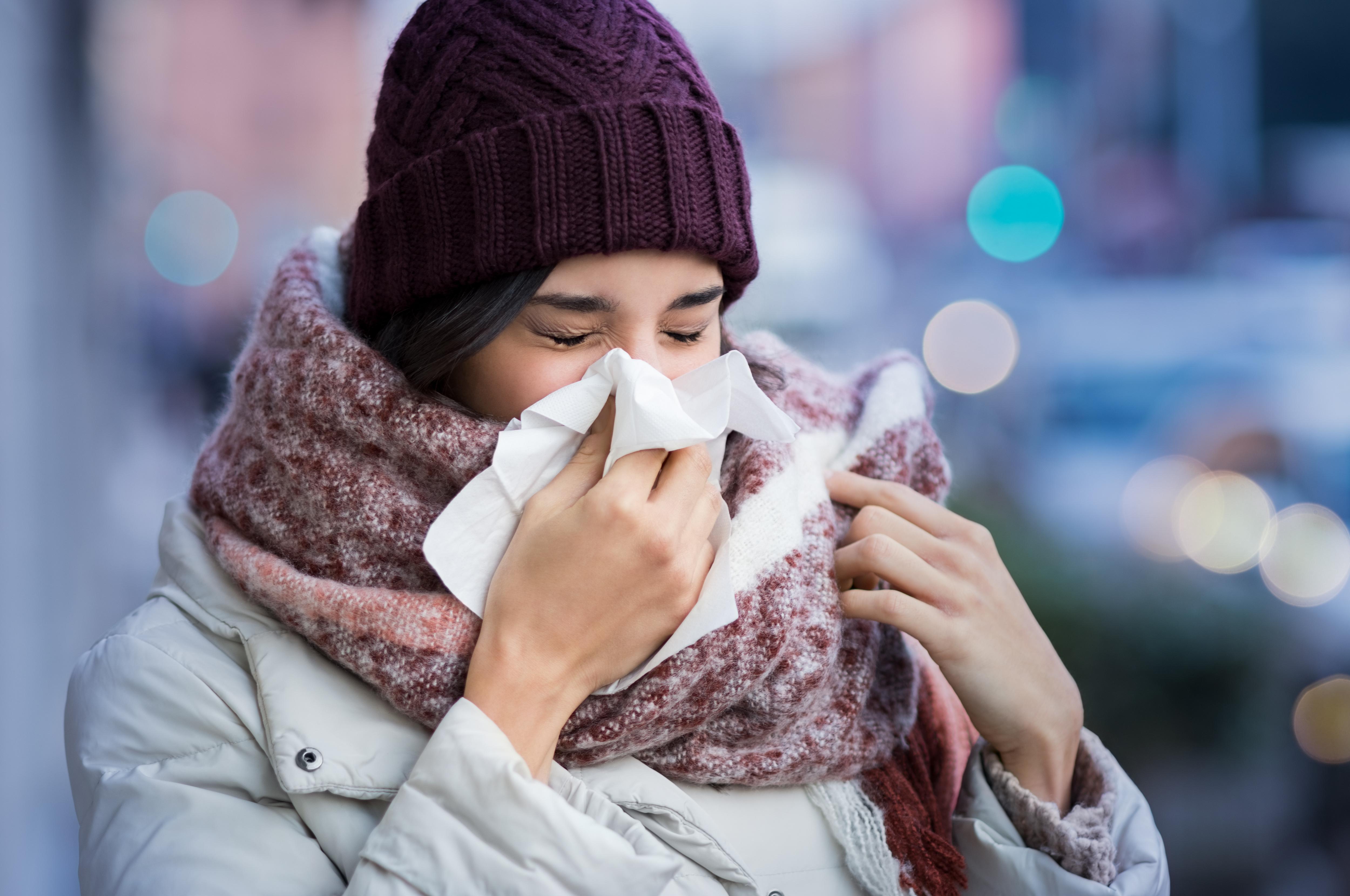 Mujer resfriada en invierno