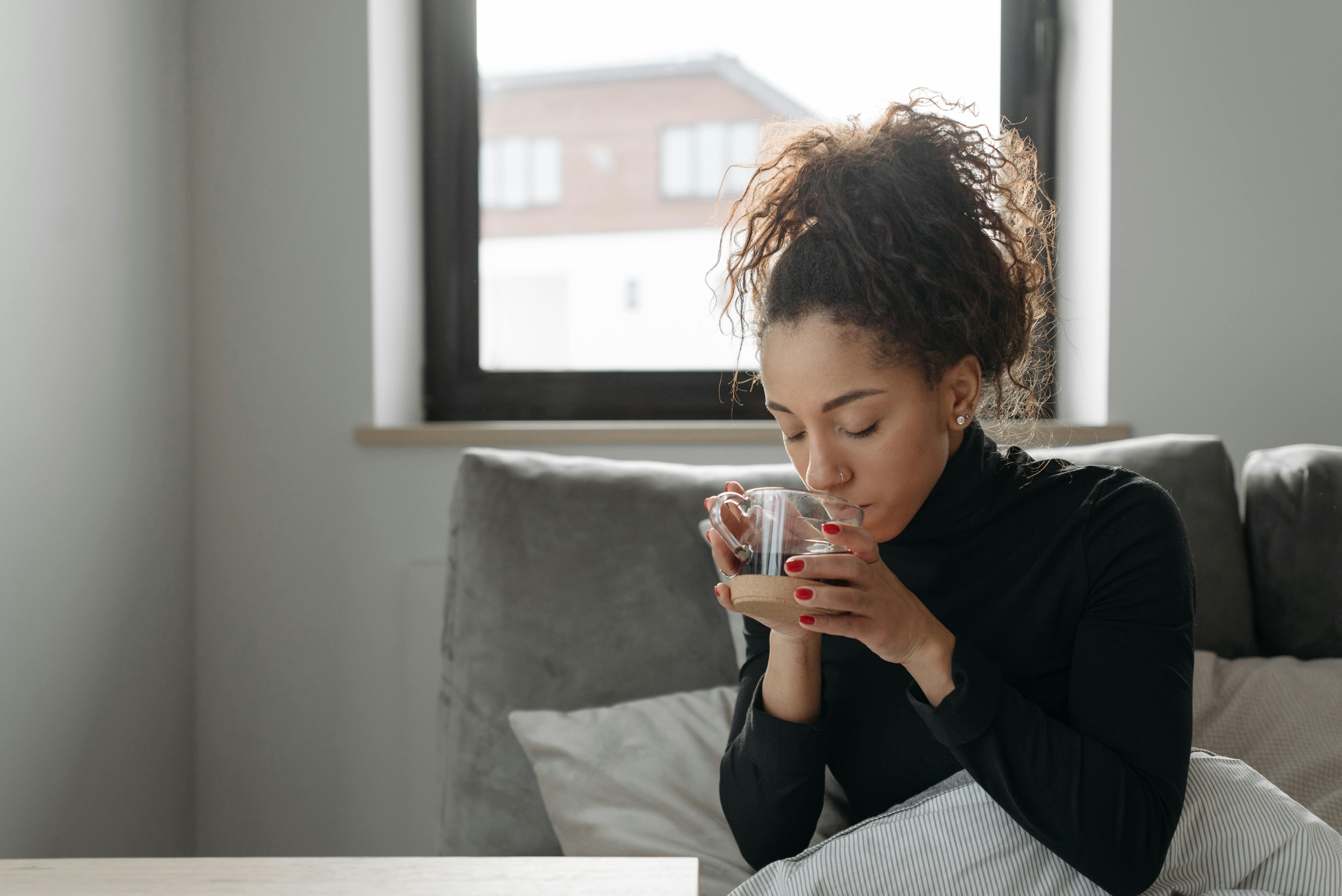 Mujer con una infusión para calmar la tos irritativa